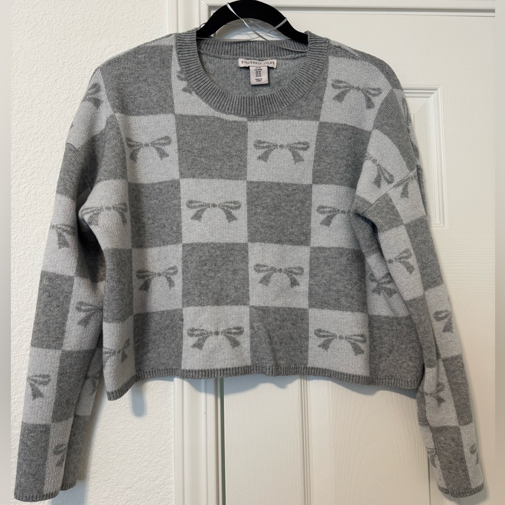 Gray Sweater with Bow Design Medium
